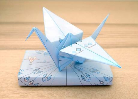 Este papel de regalo viene con instrucciones de origami para que le des una segunda vida