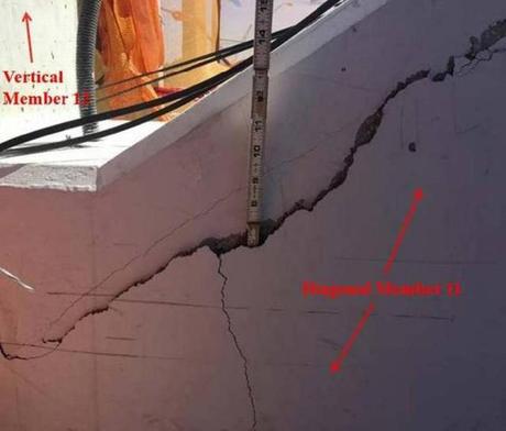 Salen nuevas imágenes de enormes grietas en el puente de FIU solo días antes de su derrumbe