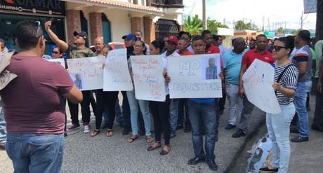 Transportistas protestan a favor de joven dio trompada a coronel que le propinó macanazo.