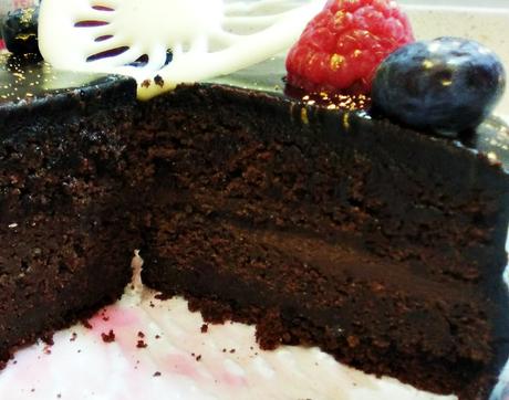 COBERTURA ESPEJO DE CHOCOLATE NEGRO {PARA DECORAR PASTELES Y TARTAS} COBERTURA ESPEJO DE CHOCOLATE NEGRO {PARA DECORAR PASTELES Y TARTAS}