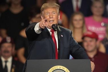 Trump tuitea, la lira turca se desploma y desata un terremoto financiero que se siente hasta en la Argentina Donald Trump se lanzó hoy en una guerra comercial contra TurquÃa al anunciar la duplicación de los aranceles sobre el acero y el aluminio