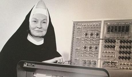 La monja detrás de una computadora, Mary Kenneth Keller (1913?-1985) La monja detrás de una computadora, Mary Kenneth Keller (1913?-1985)