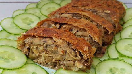 Rollo vegano de pollo relleno de yuba y champiñones Rollo vegano de pollo relleno de yuba y champiñones
