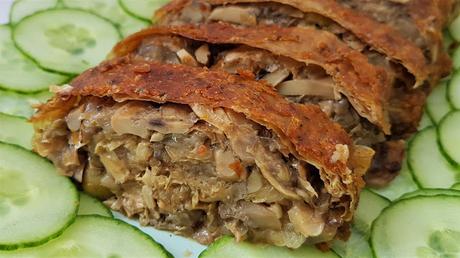 Rollo vegano de pollo relleno de yuba y champiñones Rollo vegano de pollo relleno de yuba y champiñones