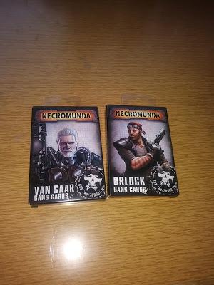 Foto-unbox de las cartas de banda de Van Saar y Orlock (Necromunda)