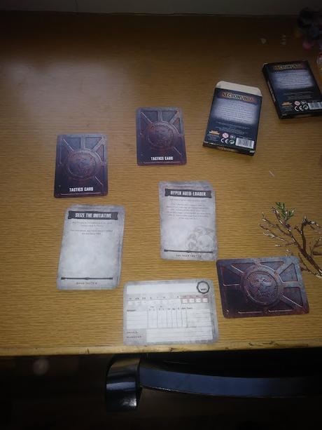 Foto-unbox de las cartas de banda de Van Saar y Orlock (Necromunda)