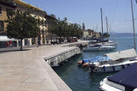 Paseo por la orilla del lago Di Garda en Saló.