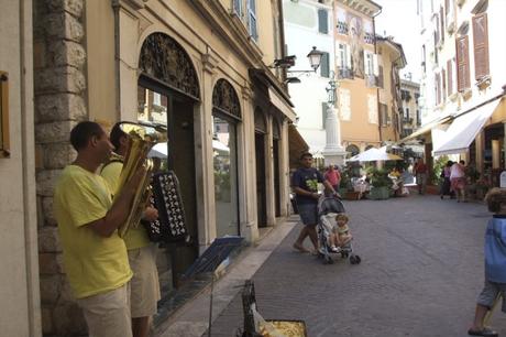 Paseo por la orilla del lago Di Garda en Saló.