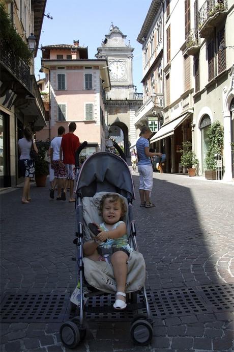 Paseo por la orilla del lago Di Garda en Saló.
