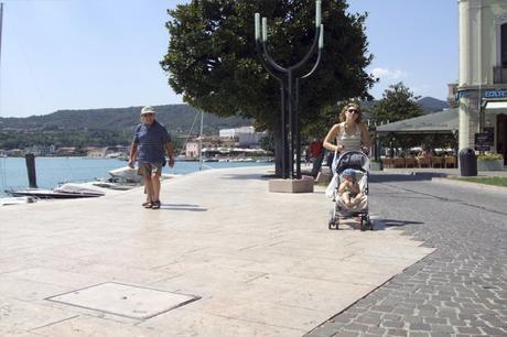 Paseo por la orilla del lago Di Garda en Saló.