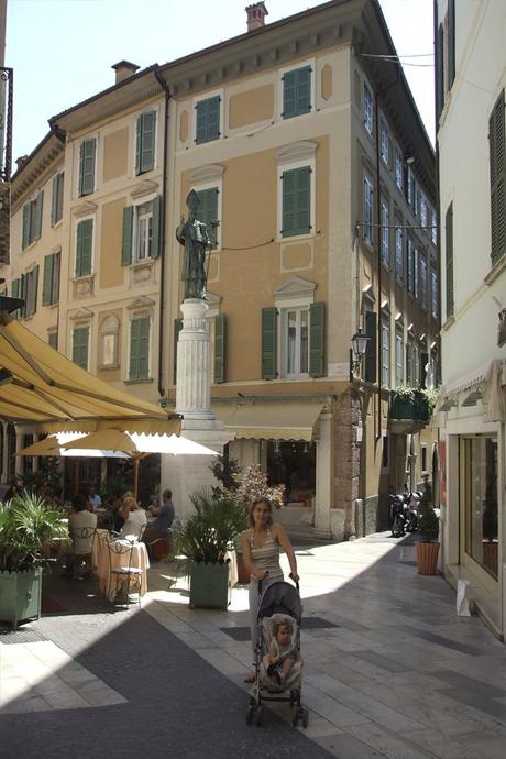 Paseo por la orilla del lago Di Garda en Saló.