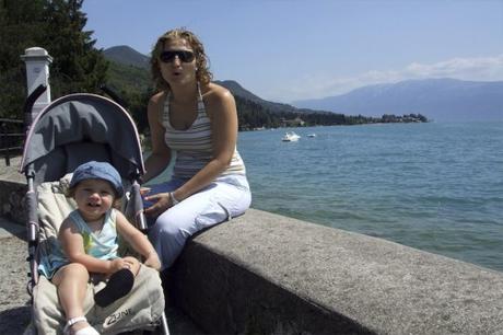 Paseo por la orilla del lago Di Garda en Saló.