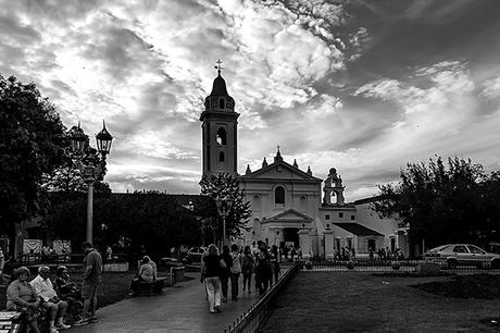 BYN.Gente  paseando y la Iglesia de fondo.