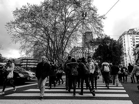 BYN. Gente abrigada cruzando por la zenda peatonal