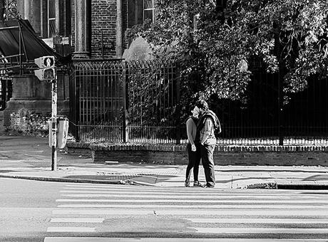 ByN.Pareja besándose en la calle