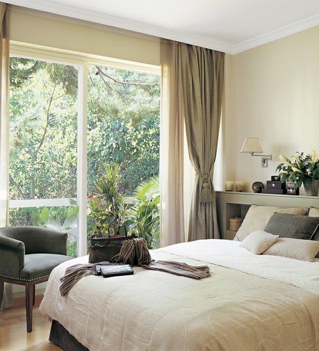 Dormitorio con cabecero de obra