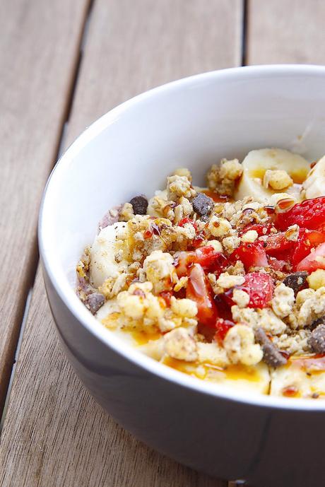 BOWL DE COCO, PLATANO Y FRESA CON ROSA MOSQUETA BOWL DE COCO, PLATANO Y FRESA CON ROSA MOSQUETA