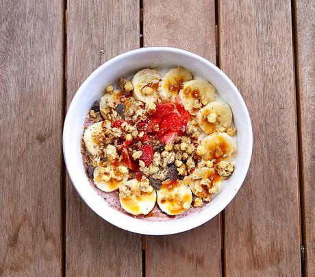 BOWL DE COCO, PLATANO Y FRESA CON ROSA MOSQUETA BOWL DE COCO, PLATANO Y FRESA CON ROSA MOSQUETA
