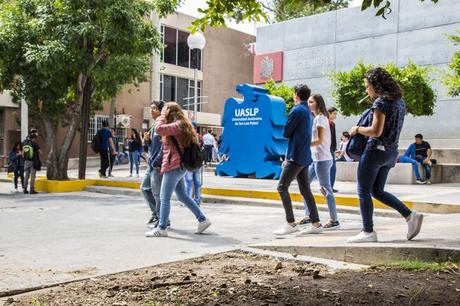 Alumnos de nuevo ingreso a la UASLP acuden con gran entusiasmo a clase