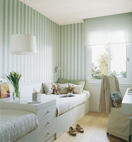 Habitaciones infantiles con buenas soluciones Habitación infantil con dos camas en línea y zona de estudio