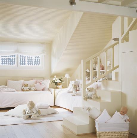 Habitaciones infantiles con buenas soluciones Buhardilla convertida en zona de juegos para los peques