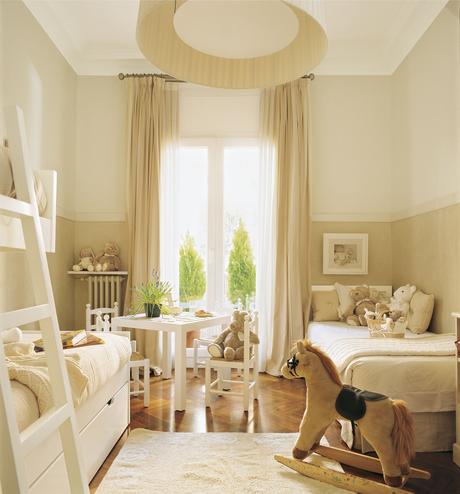 Habitación infantil con cama y litera con cama nido