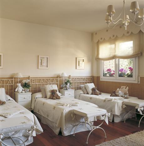 Habitaciones infantiles con buenas soluciones Habitación infantil con tres camas en paralelo
