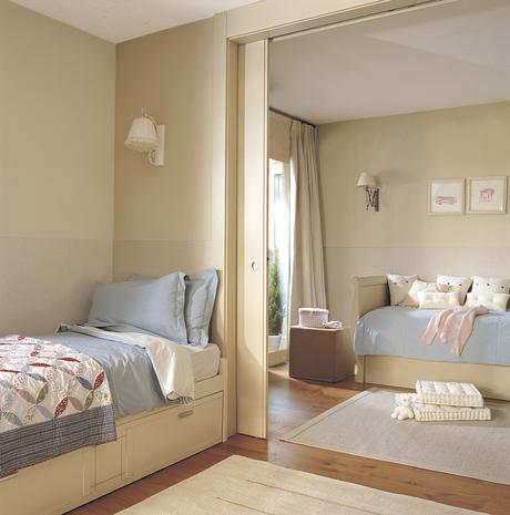 Habitaciones infantiles con buenas soluciones Habitación infantil con puerta corredera que separa en dos ambientes