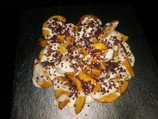 PATATAS CON SALSA DE QUESO Y POLVO DE CECINA