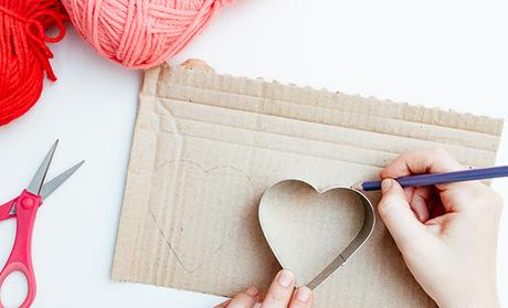Tutorial DIY: guirnalda de corazones de cartón y lana Tutorial DIY: guirnalda de corazones de cartón y lana