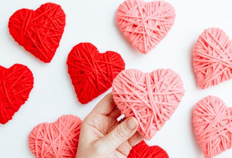 Tutorial DIY: guirnalda de corazones de cartón y lana Tutorial DIY: guirnalda de corazones de cartón y lana