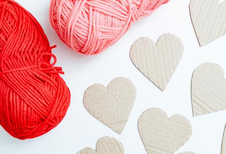 Tutorial DIY: guirnalda de corazones de cartón y lana Tutorial DIY: guirnalda de corazones de cartón y lana