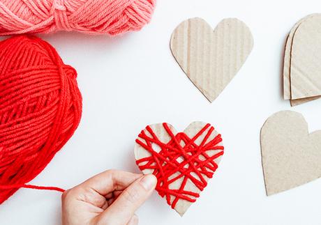 Tutorial DIY: guirnalda de corazones de cartón y lana Tutorial DIY: guirnalda de corazones de cartón y lana