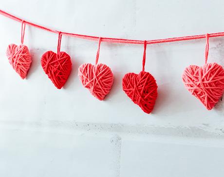 Tutorial DIY: guirnalda de corazones de cartón y lana Tutorial DIY: guirnalda de corazones de cartón y lana