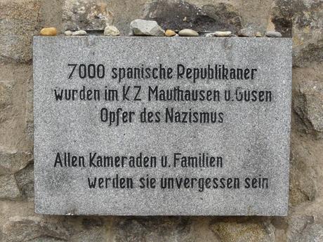 Una lápida recuerda en Mauthausen a los republicanos españoles que fueron deportados a ese campo de concentración nazi