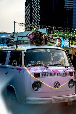 Pequeño autocar rosa decorado