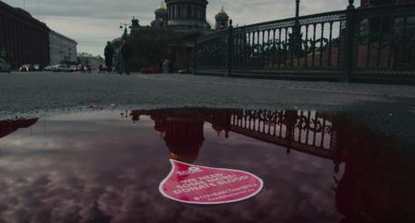 Estos anuncios tiñen de rojo los charcos de lluvia para concienciar sobre la donación de sangre