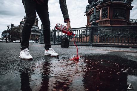 Estos anuncios tiñen de rojo los charcos de lluvia para concienciar sobre la donación de sangre