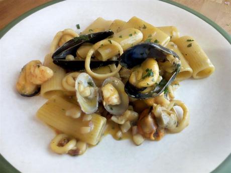 Receta pasta marinera - Mezzi paccheri ai frutti di mare - Seafood pasta recipe