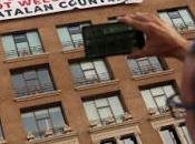 Barcelona homenajea víctimas 17-A; contra-manifiestan.