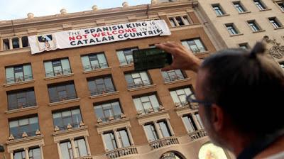 Barcelona homenajea a las víctimas del 17-A; los CDR se contra-manifiestan.