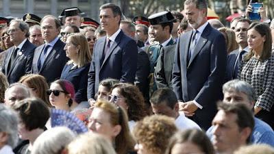 Barcelona homenajea a las víctimas del 17-A; los CDR se contra-manifiestan.