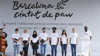 Barcelona homenajea a las víctimas del 17-A; los CDR se contra-manifiestan.