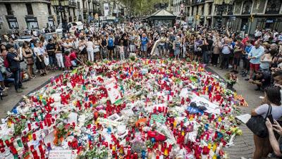 Barcelona homenajea a las víctimas del 17-A; los CDR se contra-manifiestan.