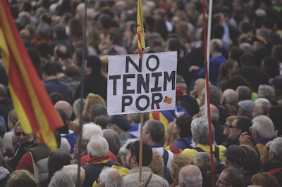 Barcelona homenajea a las víctimas del 17-A; los CDR se contra-manifiestan.