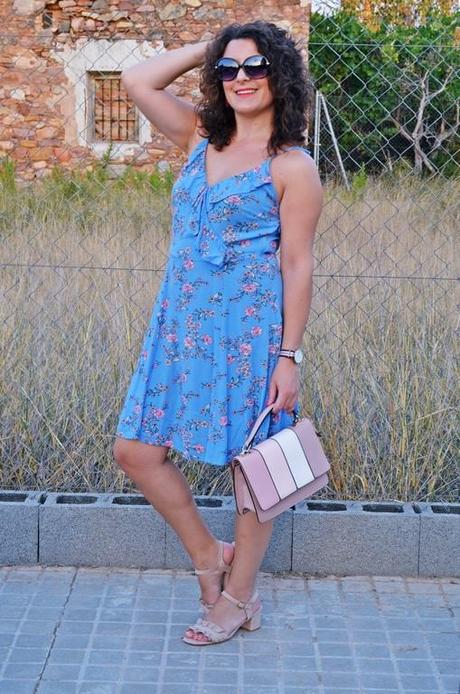 Vestido azul cielo estampado floral