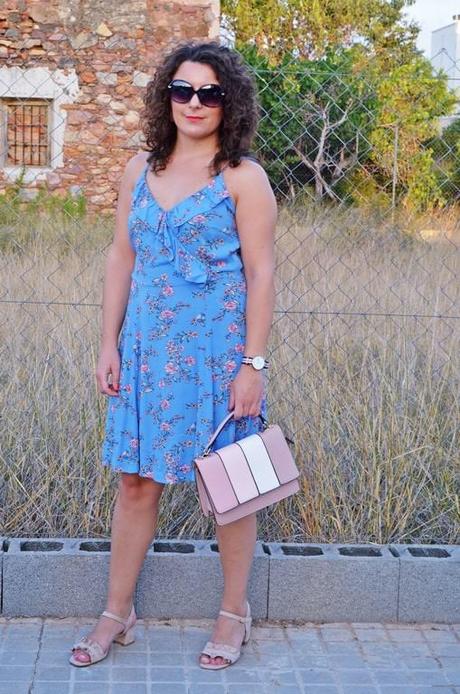 Vestido azul cielo estampado floral