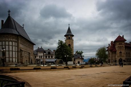 Plaza Libertati. Piata Libertatii Ruta por Rumanía. Piatra Neamt, la Perla de Moldavia