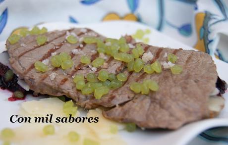 LOMO DE TERNERA CON CEREZAS, PARMESANO Y ESFERAS DE PIMIENTO DE PADRÓN