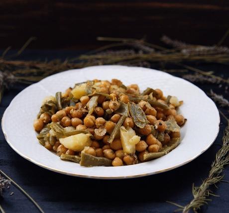 GARBANZOS CON JUDIAS ESPECIADAS EN SALSA DE CACAHUETE